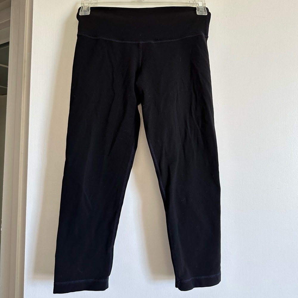 Lululemon Athletica Black Cropped Navy Seams Athletic Leggings size 4 EUC